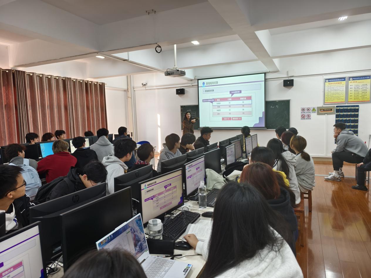 網(wǎng)絡(luò)與軟件教研室“三課活動(dòng)”順利開(kāi)展，以技術(shù)開(kāi)發(fā)與銷售協(xié)同共促教學(xué)質(zhì)量提升